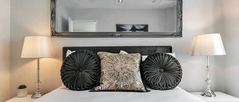 2 bedrooms, desk, WiFi