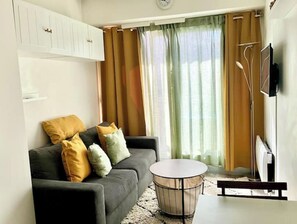 Una televisión, libros