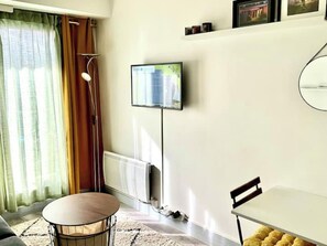 Una televisión, libros
