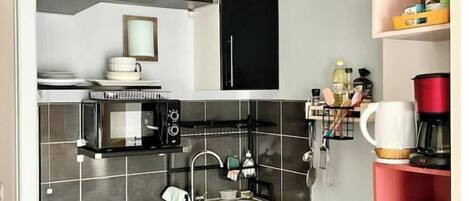 冷蔵庫、電子レンジ、オーブン、コンロ