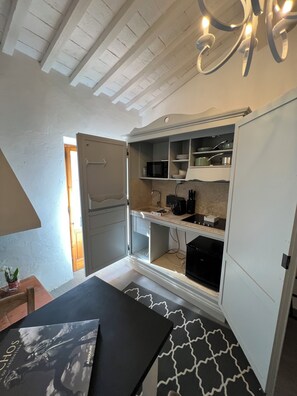 Private kitchen - Modernized Tuscan home with a classic wine cellar - 1, 2, 3 bedroom available.  (Duddova)