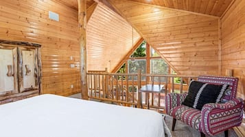 3 bedrooms, desk, WiFi, bed sheets