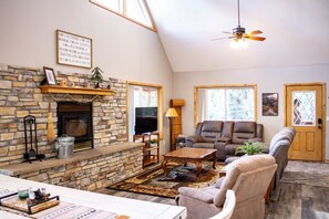 TV, ping pong - Blue Pine Lodge! Fire Pit! (Duck Creek Village)