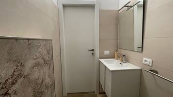 Doccia, asciugacapelli, bidet, asciugamani