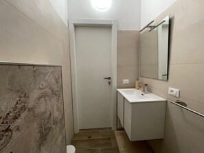 Dusche, Haartrockner, Bidet, Handtücher