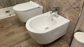 Doccia, asciugacapelli, bidet, asciugamani