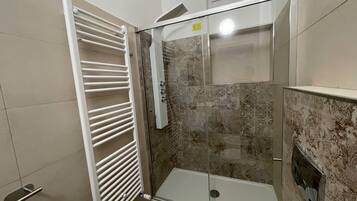 Doccia, asciugacapelli, bidet, asciugamani