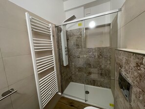 Doccia, asciugacapelli, bidet, asciugamani