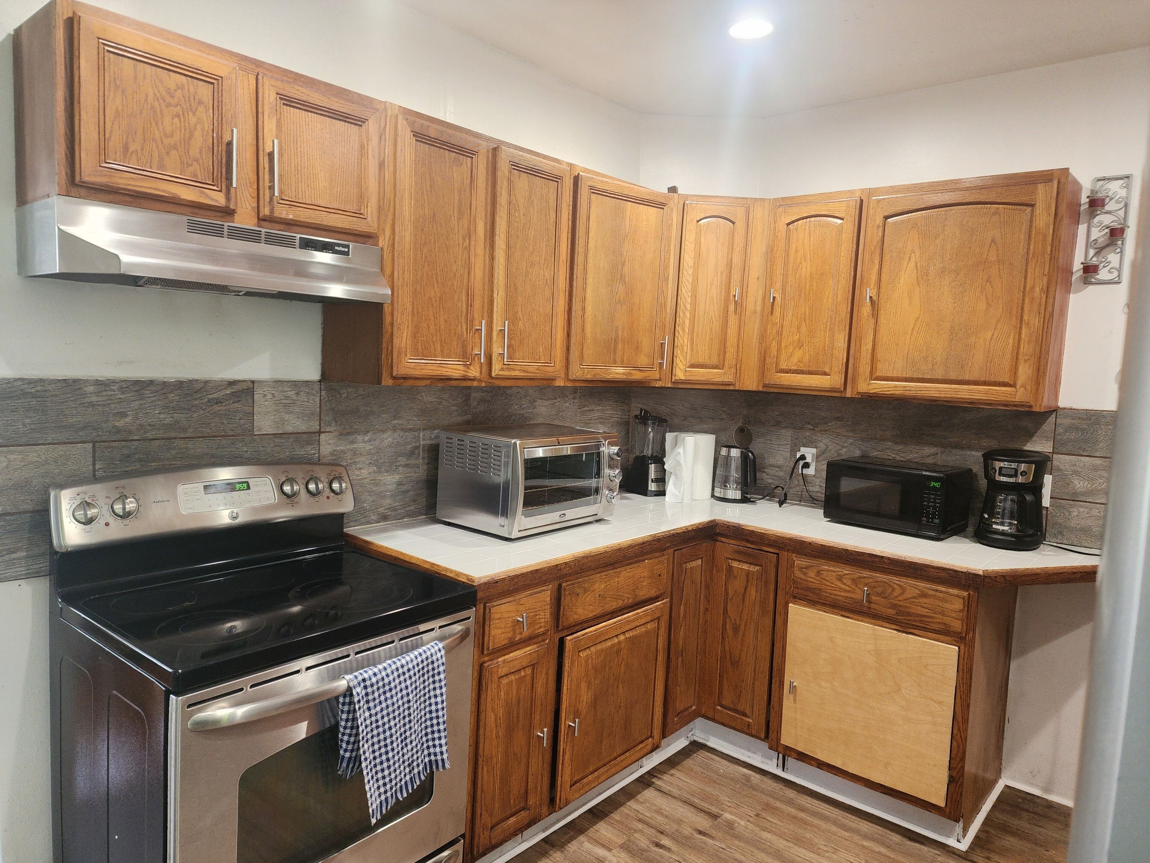 Geladeira, micro-ondas, fogão, cooktop