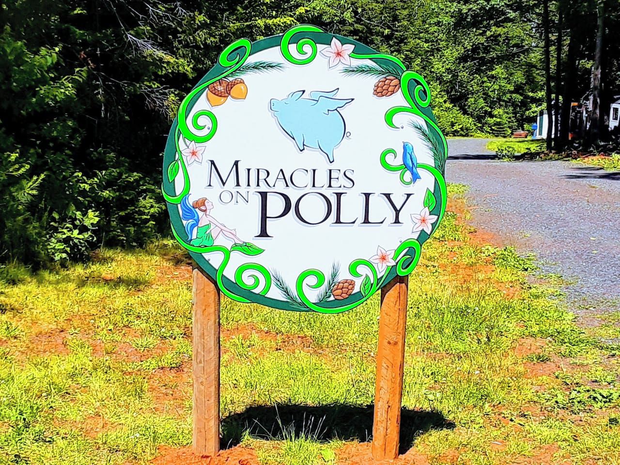 Ein Schild mit dem Schriftzug 'Miracles on Polly', umgeben von dekorativen Elementen.