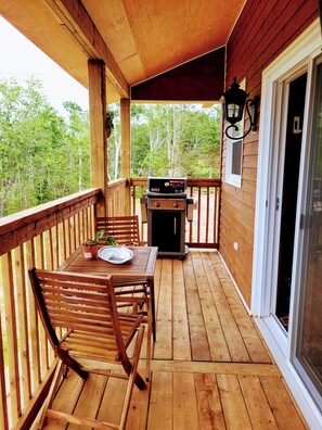 Outdoor dining - Miracles on Polly- Memory Lane Cabin  (Belfast)