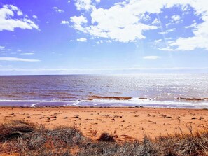 A beach with a clear sky and ocean. - Miracles on Polly - Memory Lane Cabin (Belfast)