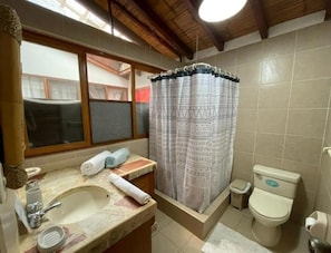Secadora de cabello, toallas, jabón, papel de baño