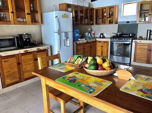 Microondas, horno, cafetera o tetera y utensilios de cocina