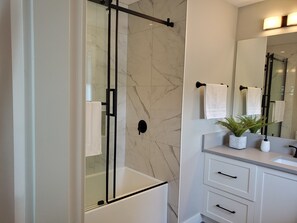 Secadora de cabello, toallas, jabón, papel de baño 