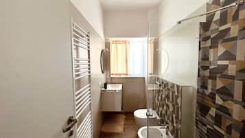 Asciugacapelli, asciugamani, sapone, carta igienica