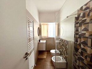 Haartrockner, Handtücher, Seife, Toilettenpapier