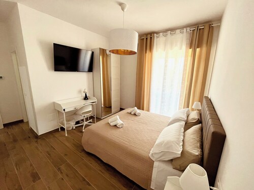 Termoli Station 3 - easy parking - room in downtown with private bathroom and balcony