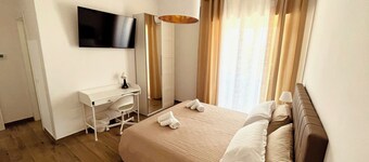 Termoli Station 3 - easy parking - room in downtown with private bathroom and balcony