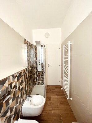 Een haardroger, handdoeken, zeep, toiletpapier