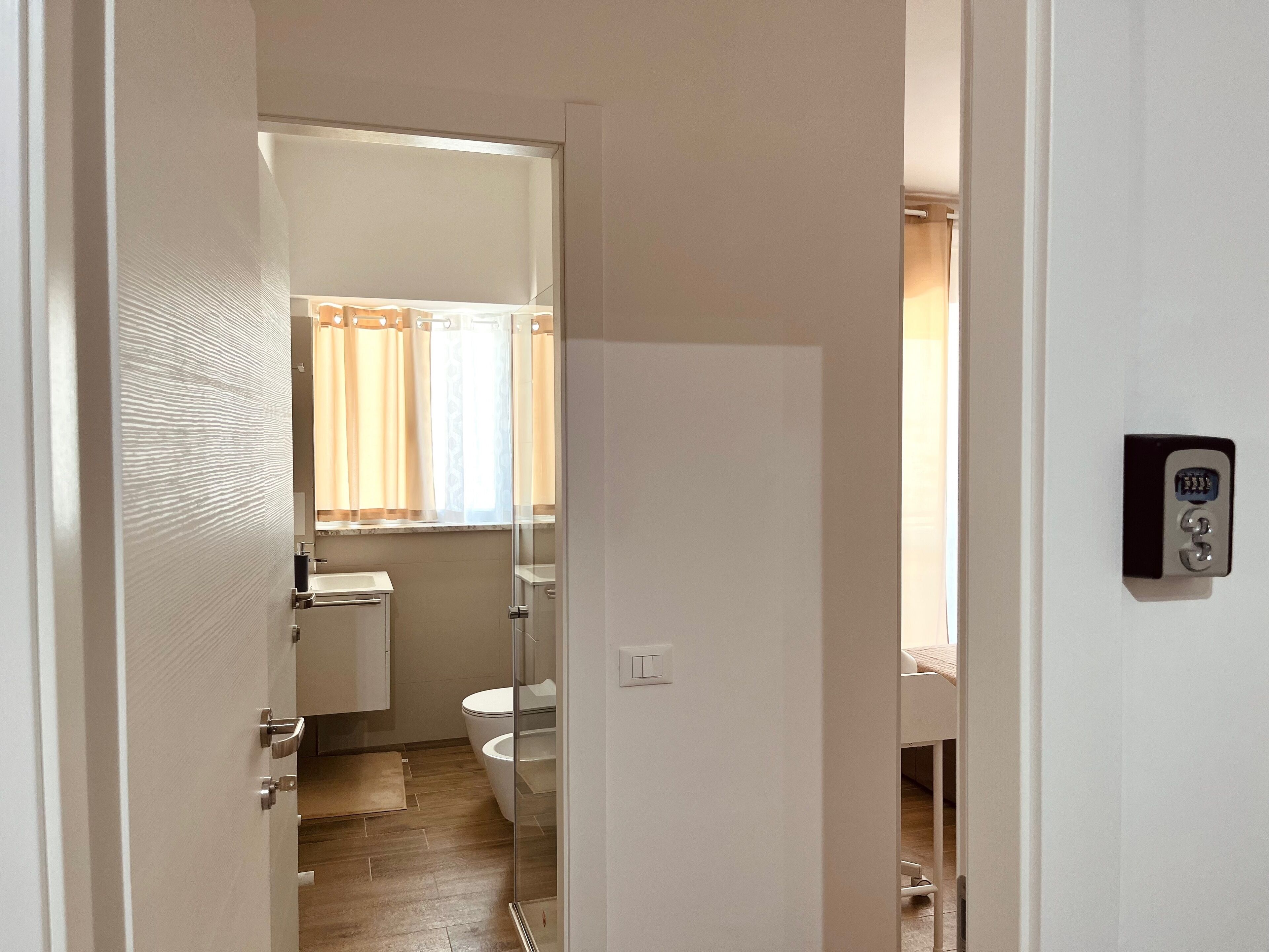 Asciugacapelli, asciugamani, sapone, carta igienica