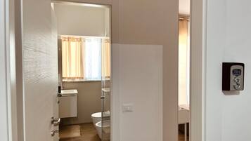 Asciugacapelli, asciugamani, sapone, carta igienica