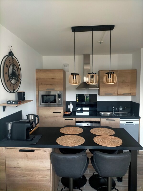 Fridge, microwave, oven, stovetop - Appartement Cosy à 2 pas de la Plage (Granville)