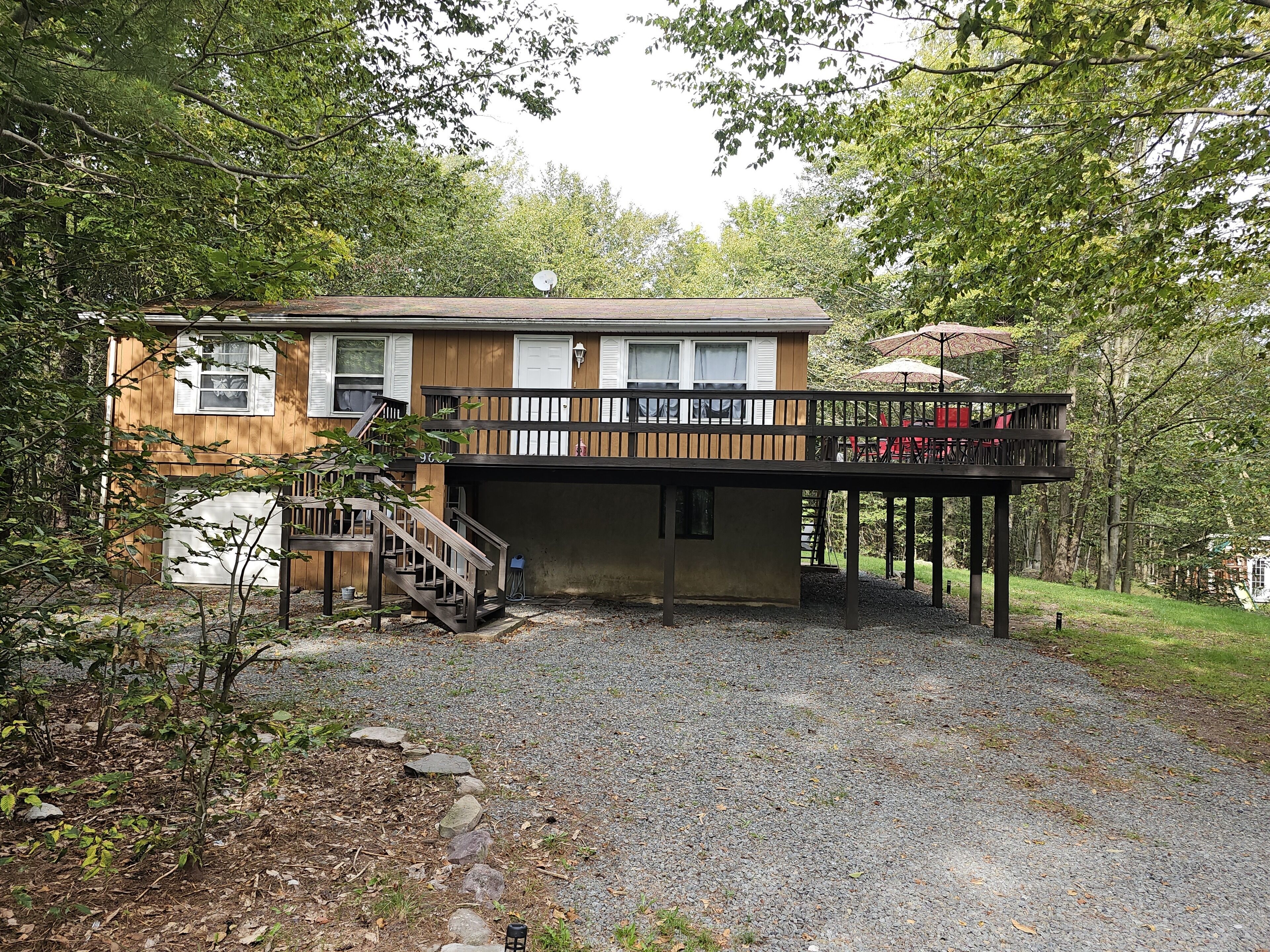Pocono Mtn Retreat with fire pit, close to waterparks, skiing, casinos and more.