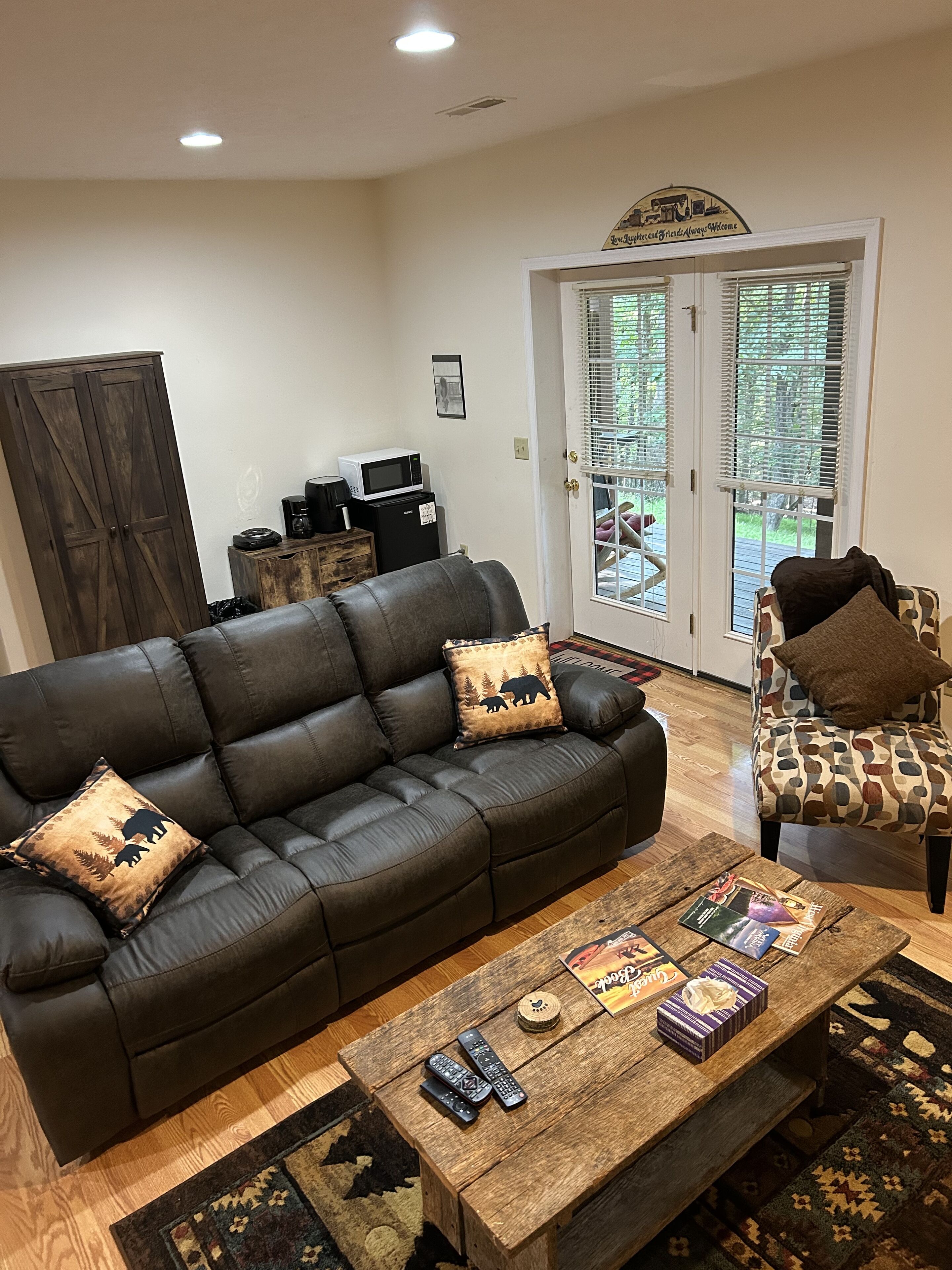 Smart TV, chimenea y estéreo 