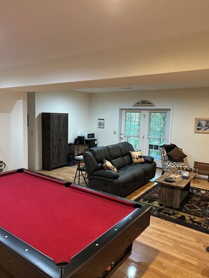 Smart TV, fireplace, stereo