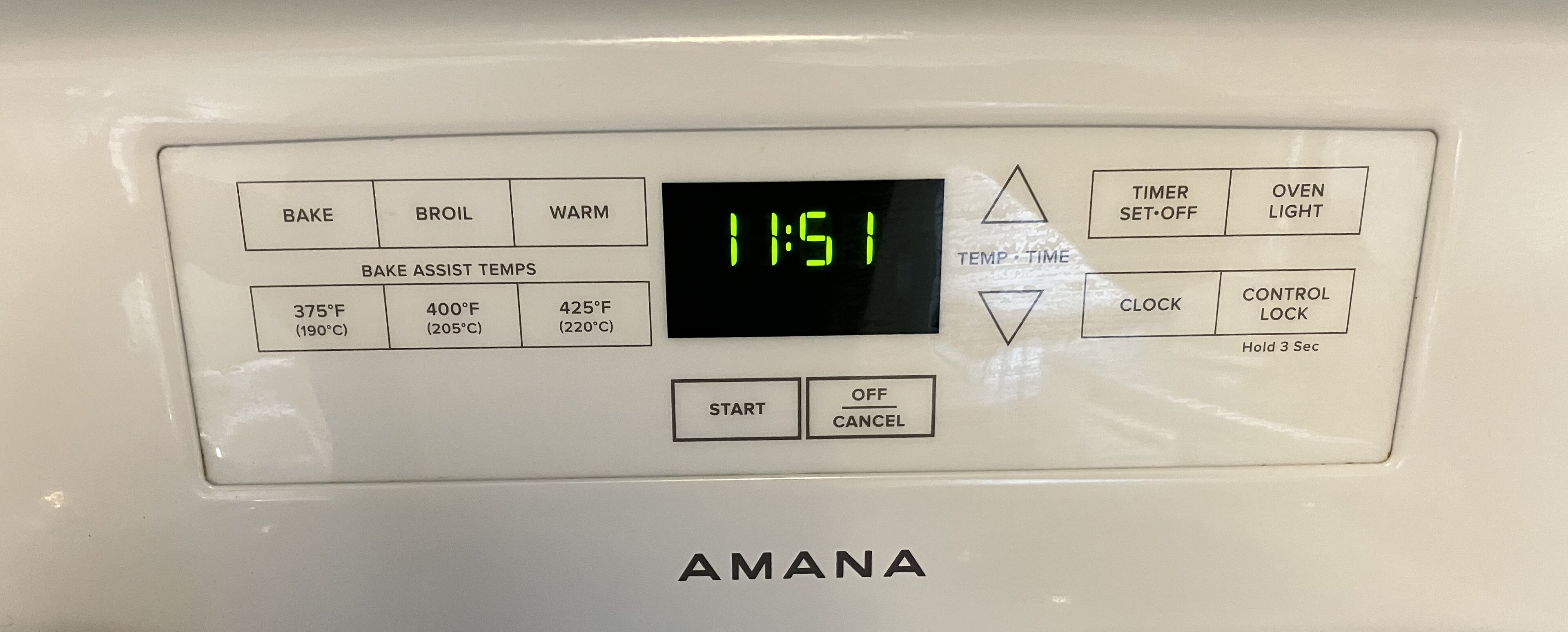 Un panneau de commande numérique pour four, avec réglage de la température et minuterie.