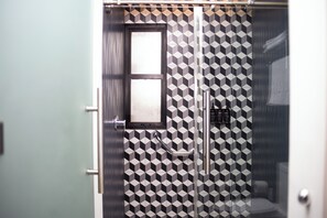 Comfort Studio Suite | Bathroom | Shower, free toiletries, hair dryer, towels - The Lu'um House (Tuxtla Gutierrez)