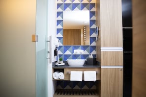Superior Room | Bathroom | Shower, free toiletries, hair dryer, towels