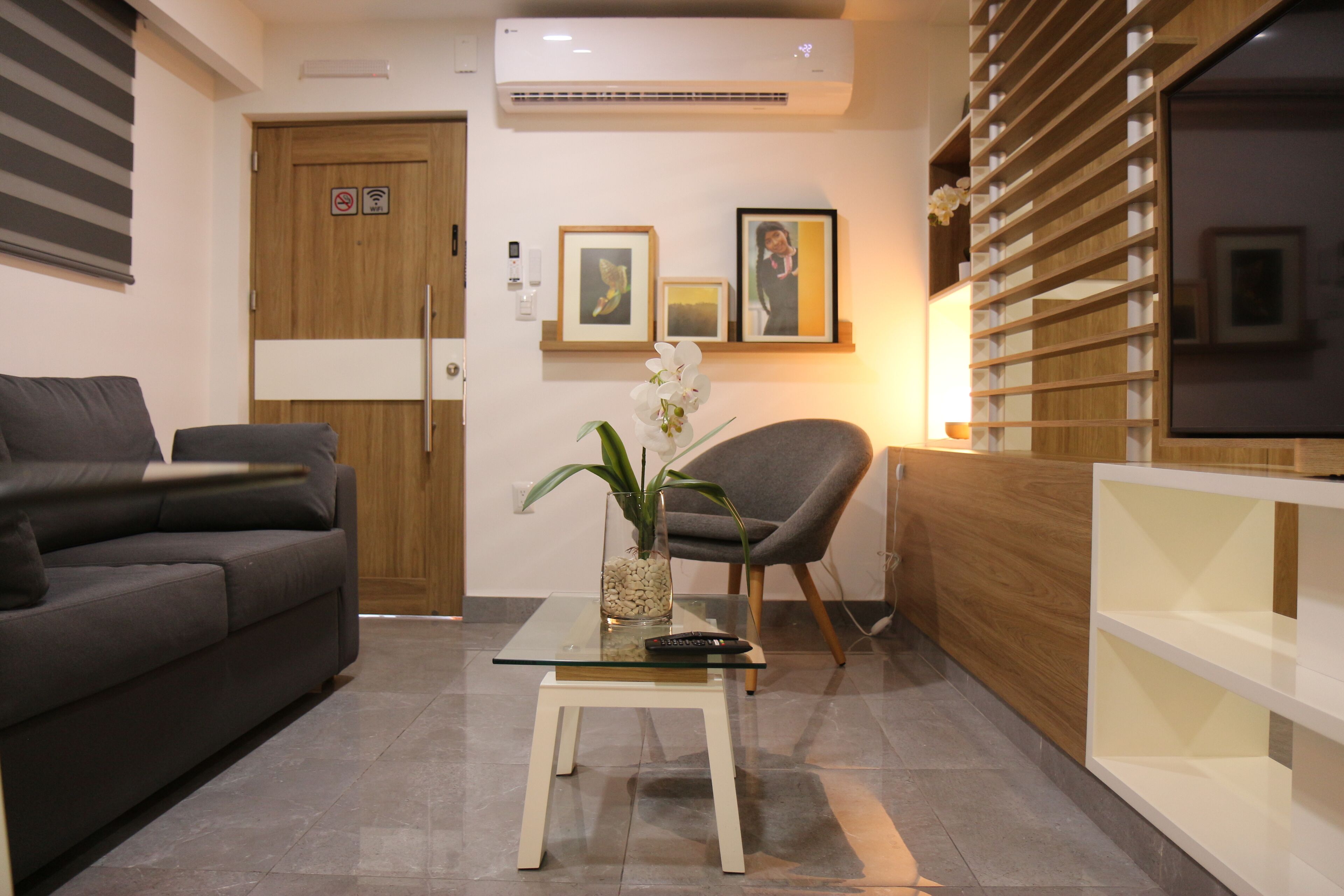 舒適開放式套房 | 起居區 | 55-吋智慧型電視、有線頻道、智慧音箱