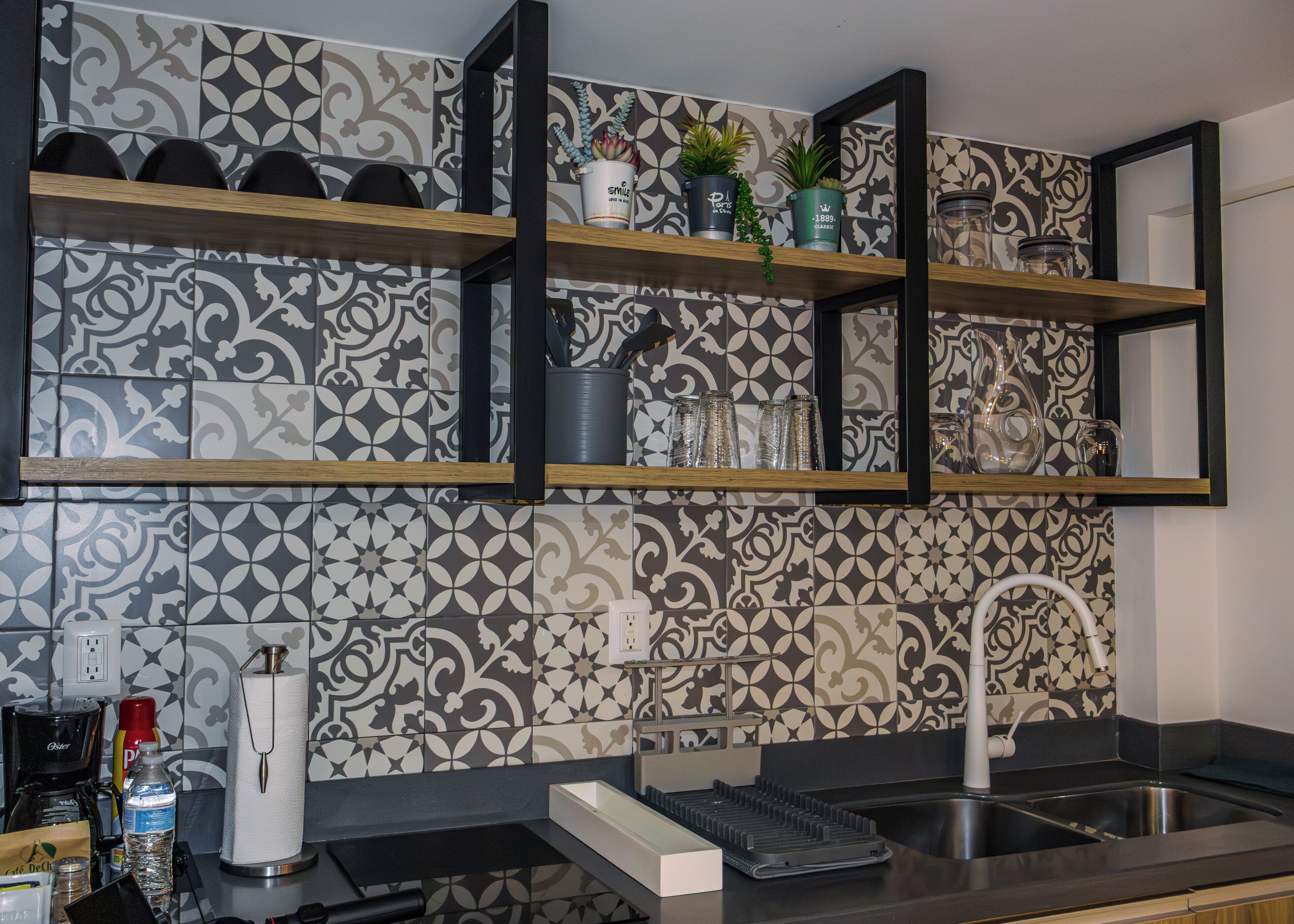 Suite estudio Premium | Cocina privada | Refrigerador, microondas, parrilla de estufa y cafetera y tetera 