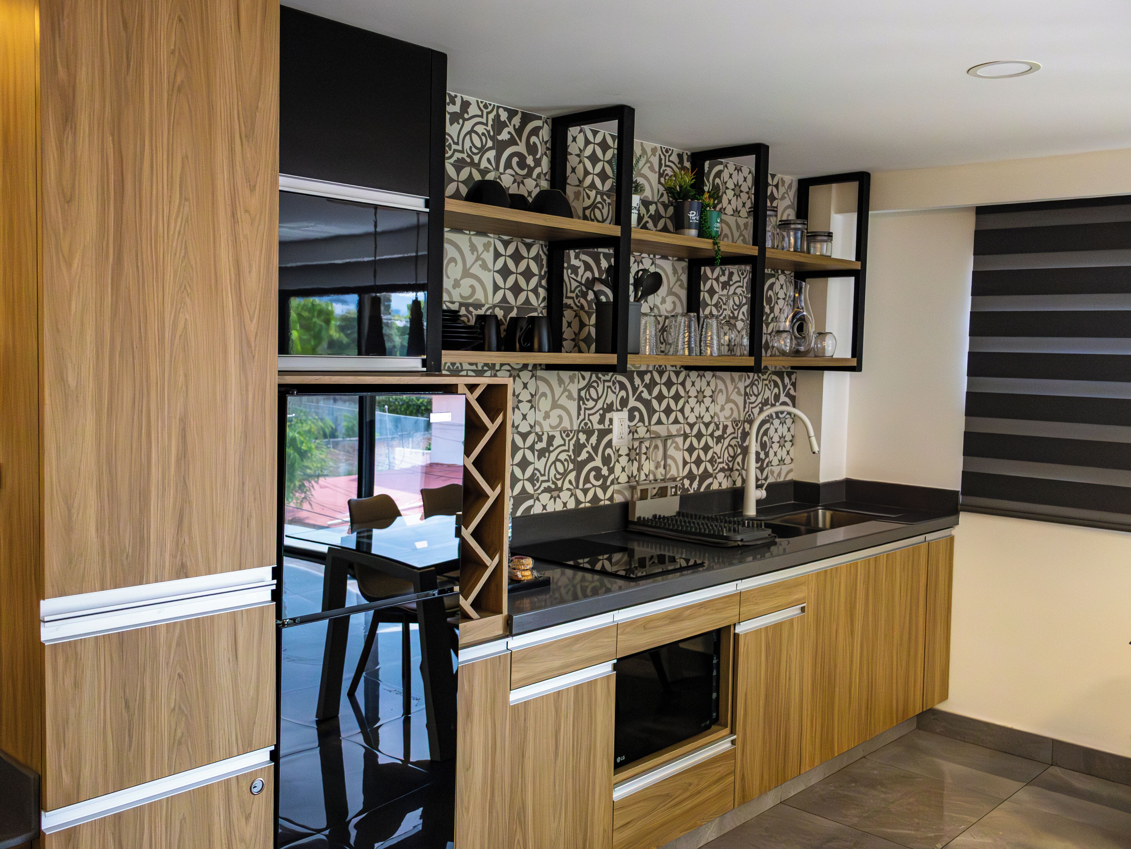 Studiosvit Premium | Eget kök | Kylskåp, mikrovågsugn, spishäll och kaffe- och tebryggare