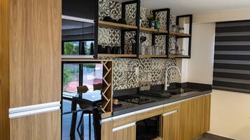 Studiosvit Premium | Eget kök | Kylskåp, mikrovågsugn, spishäll och kaffe- och tebryggare