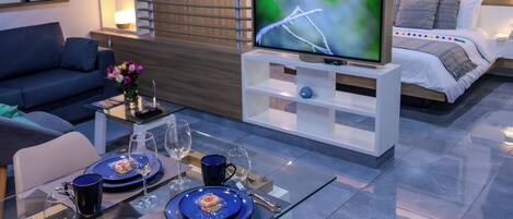 Luxe beddengoed, donsdekens, een kluis op de kamer, een laptopwerkplek