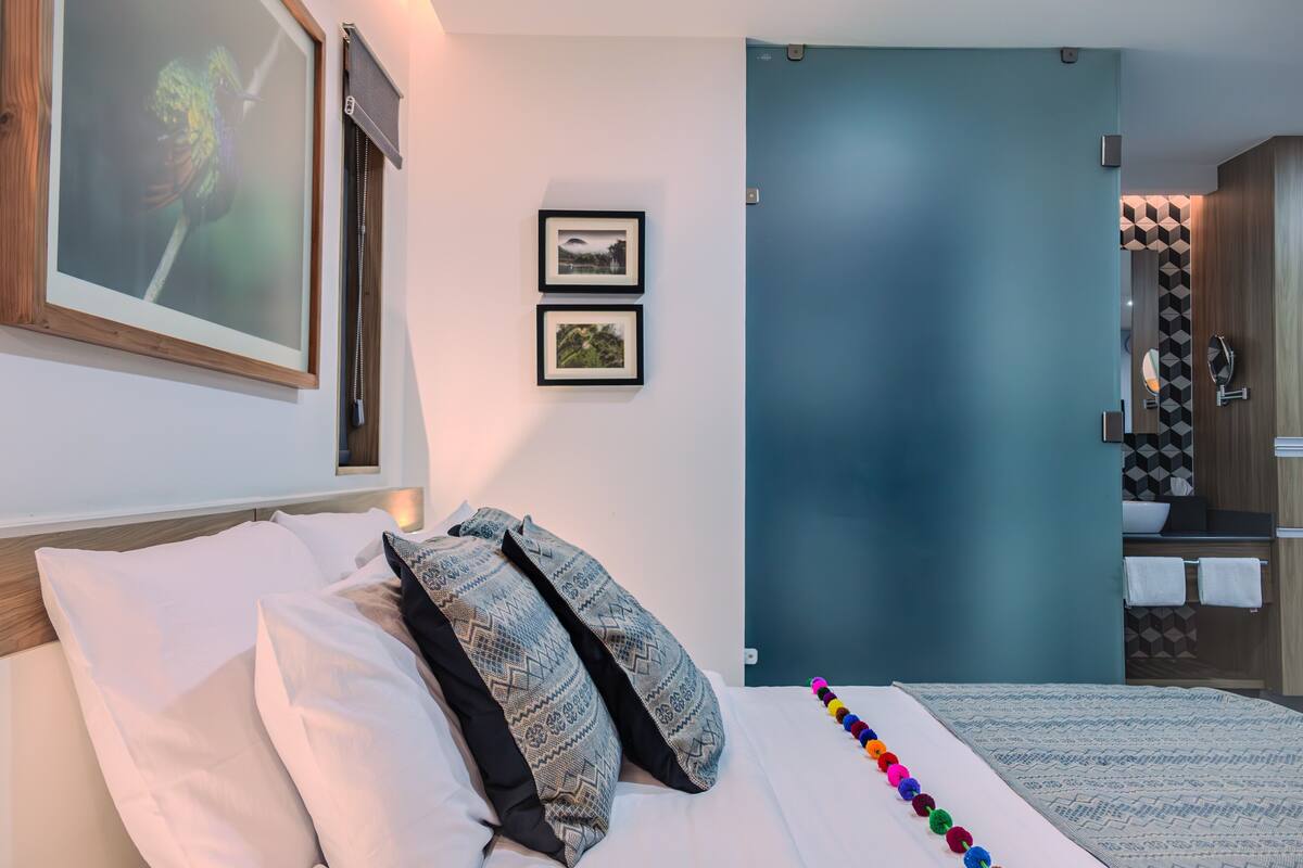 Premium Studio Suite | Premium bedding, down comforters, in-room safe, laptop workspace