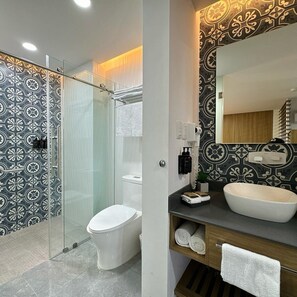 Premium Studio Suite | Bathroom | Shower, free toiletries, hair dryer, towels - The Lu'um House (Tuxtla Gutierrez)