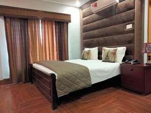 Soundproofing, iron/ironing board, free WiFi - Canal View Hotel (Rahim Yar Khan)