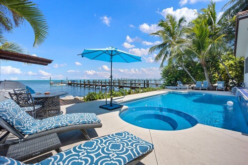 Waterfront Beauty 10-guests, Dock, Kayaks and more