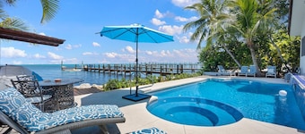Waterfront Beauty 10-guests, Dock, Kayaks and more