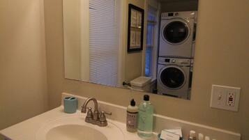 Haartrockner, Handtücher, Seife, Shampoo