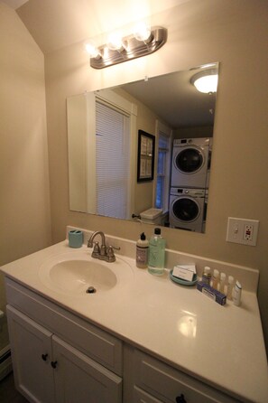 Hair dryer, towels, soap, shampoo - Two Bedroom Apt in Barre VT! (Barre)
