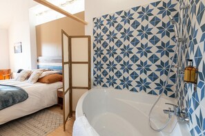 Bathtub, hair dryer, towels