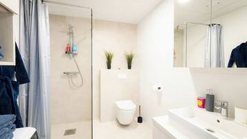 Appartement Premium, 1 chambre, non-fumeurs, vue cour intérieure | Salle de bain | Articles de toilette gratuits, sÚche-cheveux, peignoirs