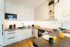 Premium-huoneisto, 1 makuuhuone, tupakointi kielletty, näköala pihalle | Ruokailu omassa huoneessa