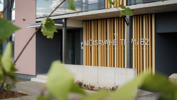 A building with a modern facade, a sign reading "MÖISAVAHE TN 71/B2", and a glass balcony. - Citygate Sunset Balcony (Tartu)