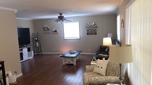 تلفزيون ذكي، ألعاب فيديو، مشغل دي في دي، كُتُب